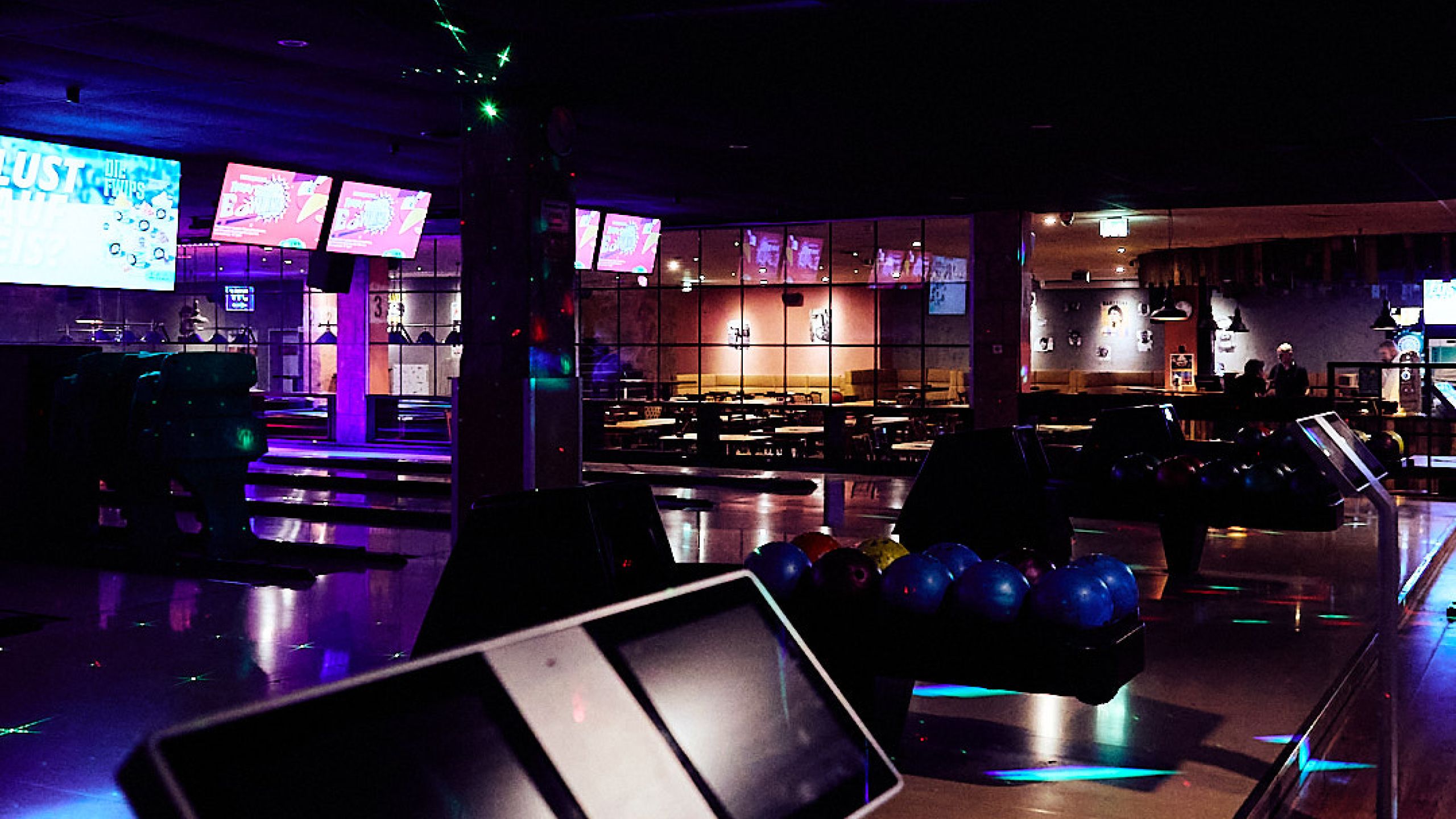 Bowling und Sitzbereiche im Blu Bowl Plochingen