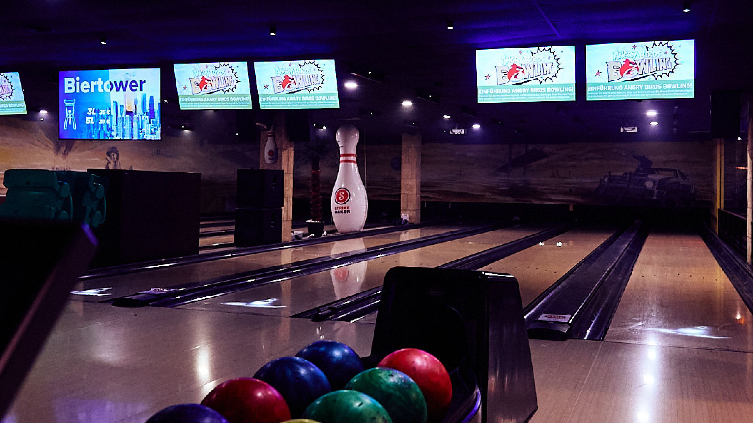 Bowlingbahnen mit Bowlingkugeln im Blu Bowl Plochingen