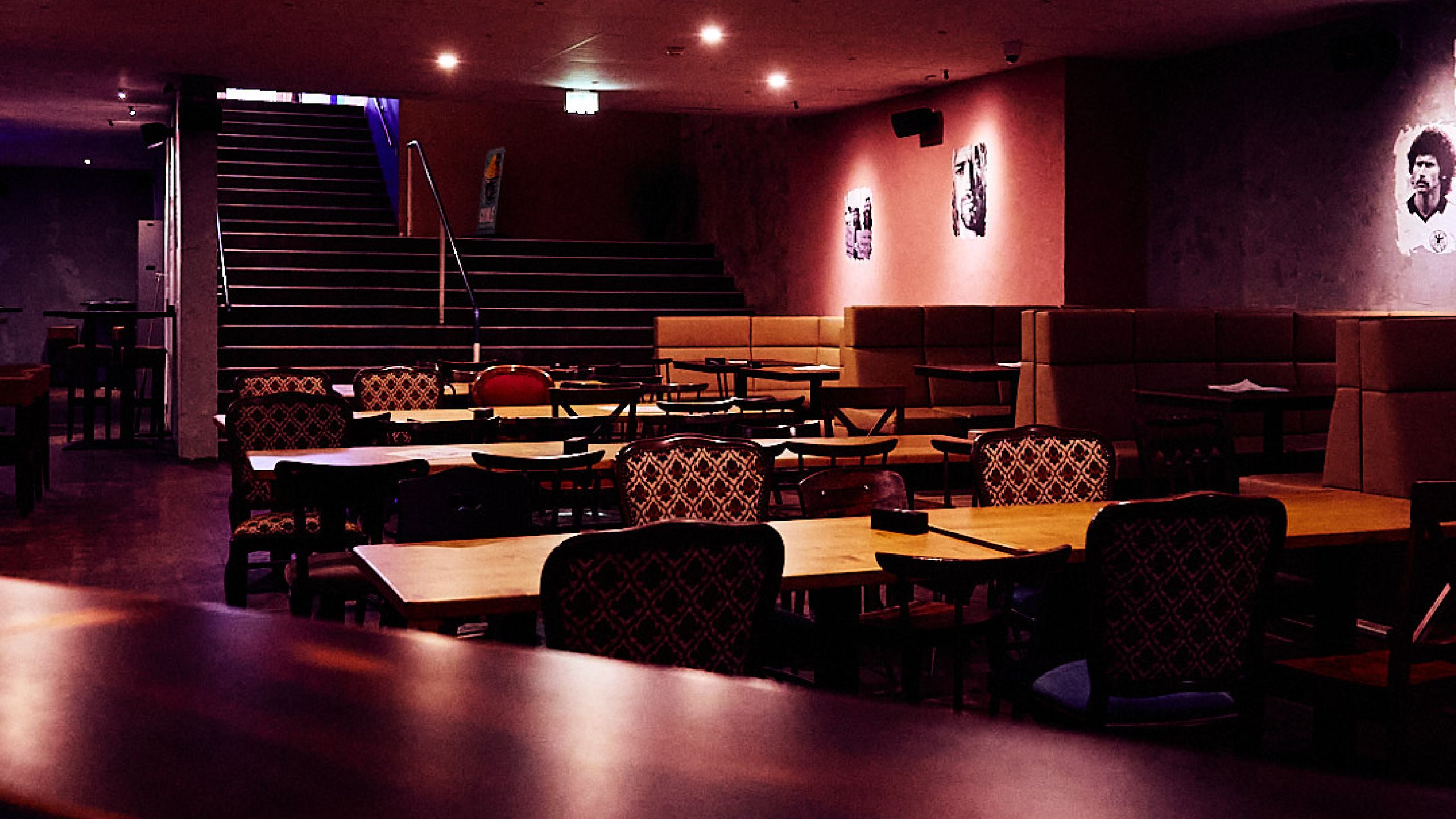 Restaurantbereich mit Sitzgruppen im Blu Bowl Plochingen